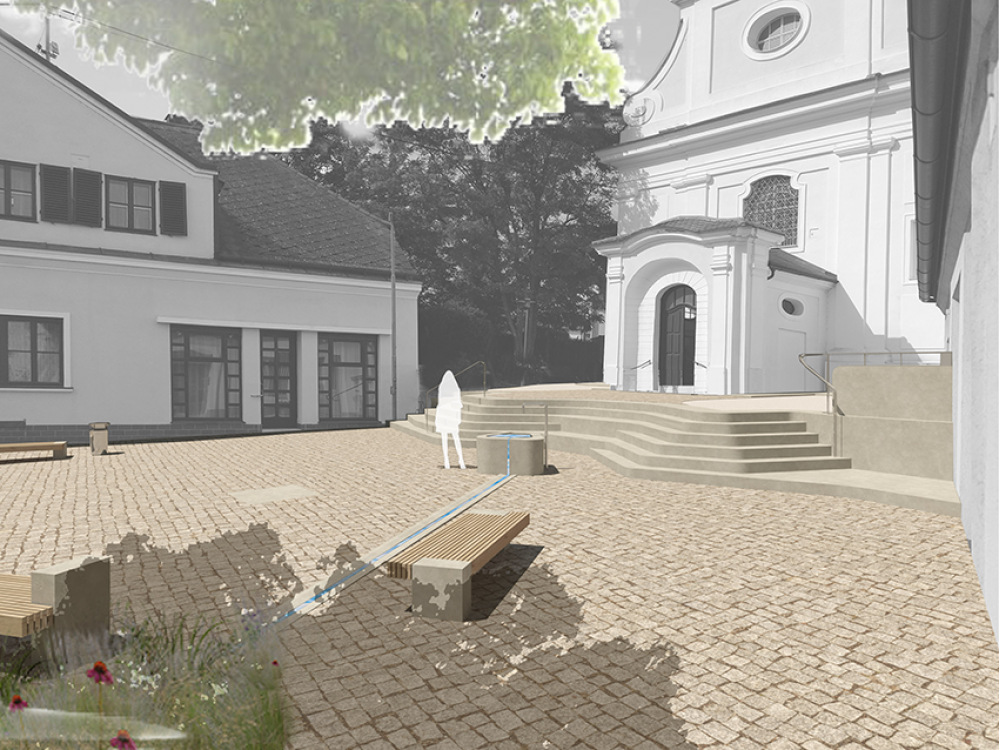 Platz mit Brunnen Perspektive von Bushaltestelle kommend Richtung Kirche